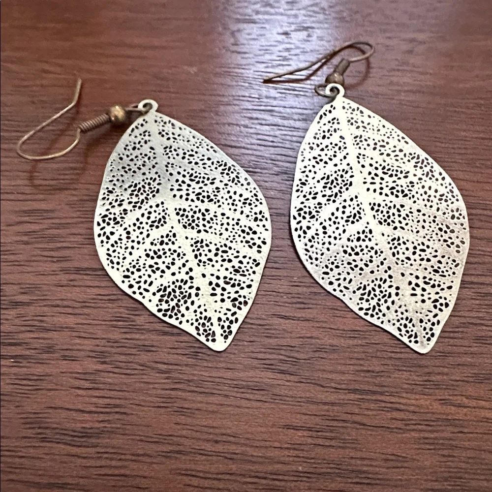 🩶 Women’s earrings silver tone leaf shaped euc